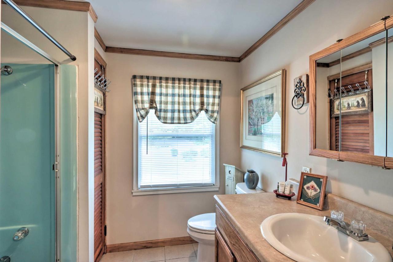 Relaxing Eagle Rock - 1 Block To Lake! Holiday home *