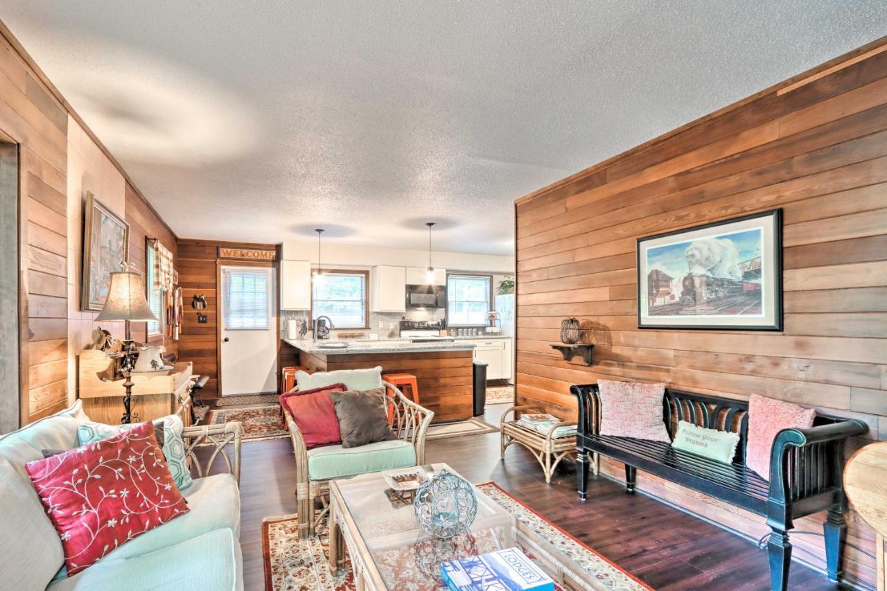 Relaxing Eagle Rock - 1 Block To Lake! Holiday home *